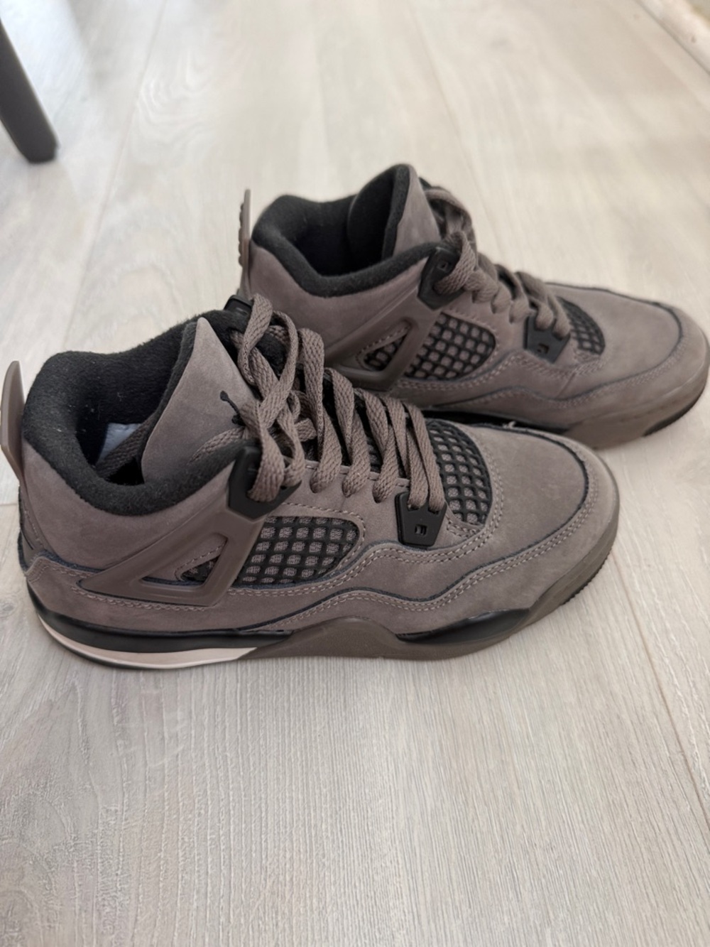 Air Jordan 4 Retro Kids Sneaker in Taupe and Black